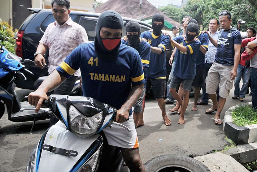 Lima tersangka pelaku pembegalan melakukan rekonstruksi pencurian kendaraan bermotor di Mapolresta Depok, Jawa Barat (Ilustrasi). 