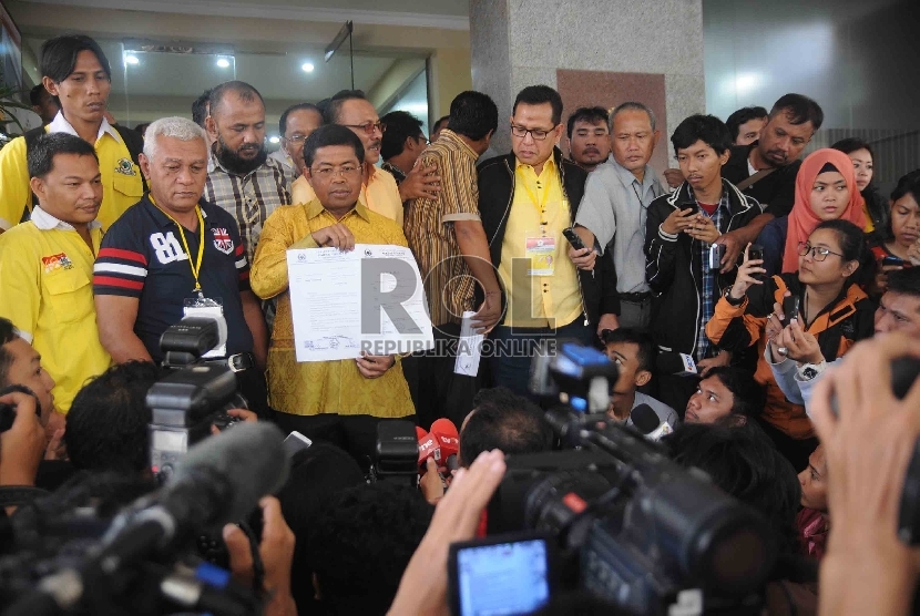 Sekretaris Jenderal Partai Golkar Munas Bali Idrus Marham menunjukkan surat mandat yang dipalsukan seusai melaporkan dugaan pemalsuan surat dokumen Munas Ancol di Mabes Polri, Jakarta, Rabu (11/3).  (Republika/Agung Supriyanto)