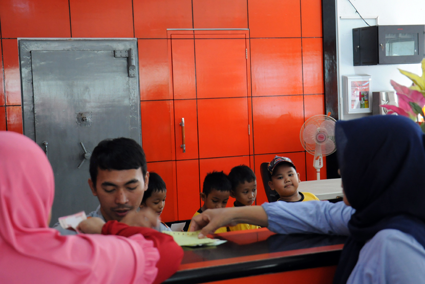 Anak-anak dari TK Nurul Izzah mengunjungi sebuah kantor pos di Jalan Rambutan Raya, Depok, Jawa Barat, Rabu (11/3).  (foto : MgROL_34)