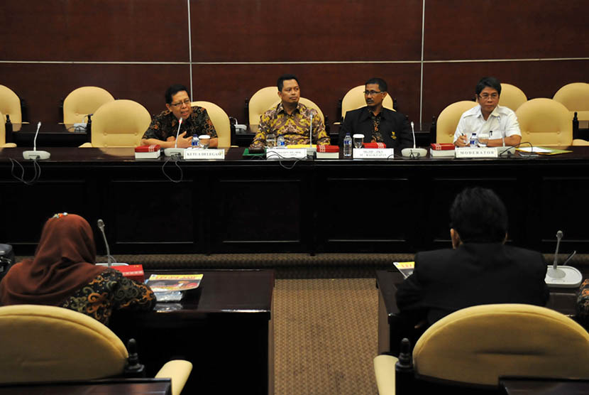  Wakil Ketua MPR RI, Mahyudin menerima audiensi Musyawarah Guru mata pelajaran PPKN Kota Balikpapan di ruang GBHN Nusantara V, Komplek Parlemen, Jakarta, Kamis (12/3).  (dok. MPR RI)