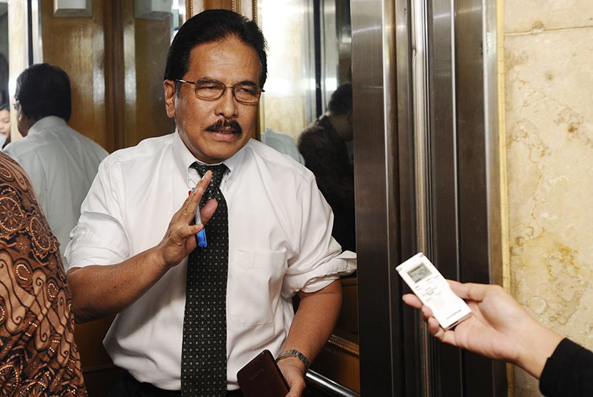   Menko Perekonomian Sofyan Djalil meninggalkan ruangan usai memimpin rakor di Kantor Menko Perekonomian, Jakarta, Jumat (13/3).    (Antara/Wahyu Putro)  