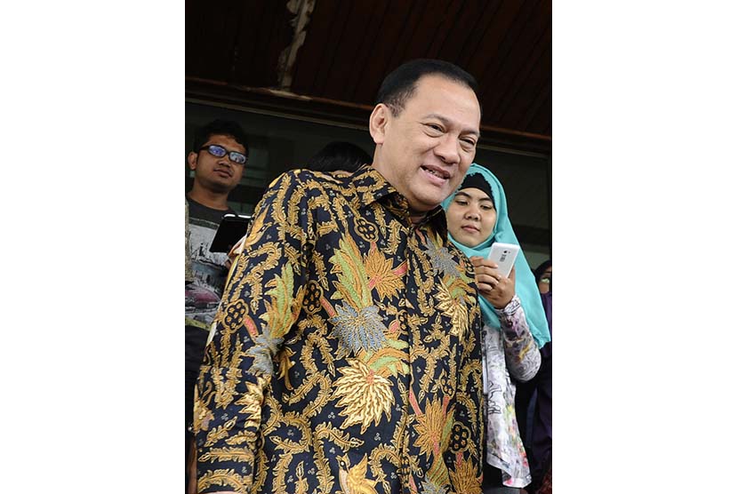  Gubernur Bank Indonesia Agus Martowardojo (kiri) meninggalkan ruangan usai mengikuti rakor di Kantor Menko Perekonomian, Jakarta, Jumat (13/3).   (Antara/Wahyu Putro)  