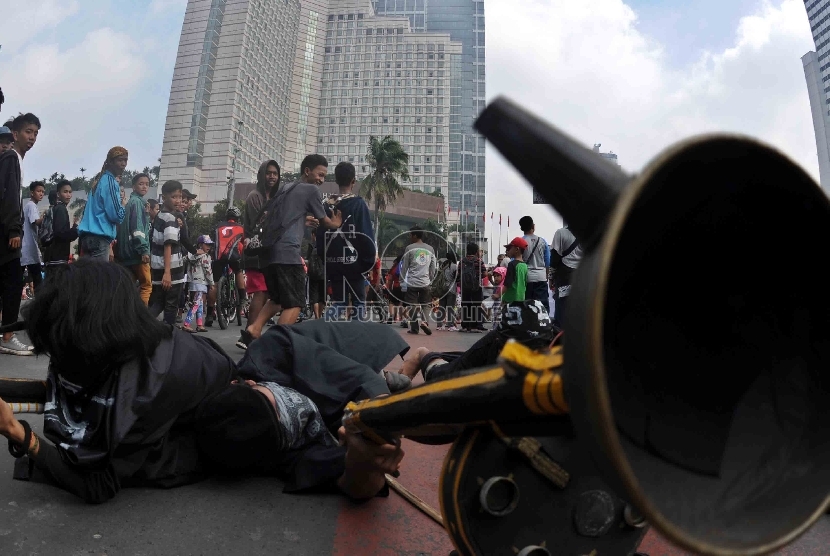   Massa yang tergabung dalam Persatuan Pemuda Peduli Indonesia menggelar aksi teatrikan saat unjuk rasa damai menolak ISIS di kawasan Bundaran HI, Jakarta, Ahad (15/3).   (Republika/Agung Supriyanto)