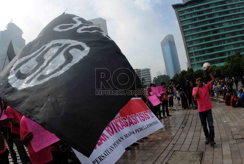   Massa yang tergabung dalam Persatuan Pemuda Peduli Indonesia menggelar aksi teatrikan saat unjuk rasa damai menolak ISIS di kawasan Bundaran HI, Jakarta, Ahad (15/3).   (Republika/Agung Supriyanto)