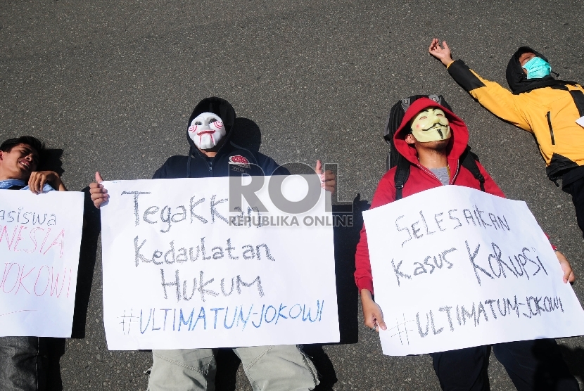  Mahasiswa yang tergabung dalam Aliansi Mahasiswa Cinta Indonesia membentangkan spanduk saat berunjuk rasa memberikan SP 1 pada Jokowi di Jalan Dipenogoro, Kota Bandung, Senin (16/3). (foto : Septianjar Muharam)
