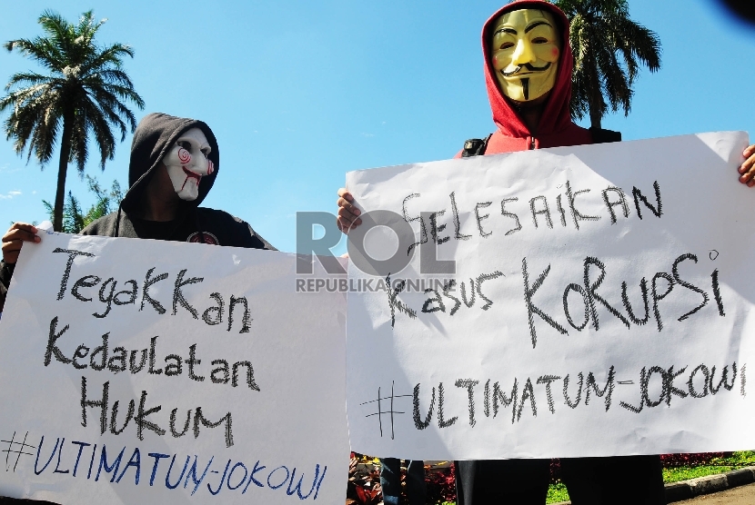  Mahasiswa yang tergabung dalam Aliansi Mahasiswa Cinta Indonesia berunjuk rasa memberikan SP 1 pada Jokowi di Jalan Dipenogoro, Kota Bandung, Senin (16/3). (foto : Septianjar Muharam)