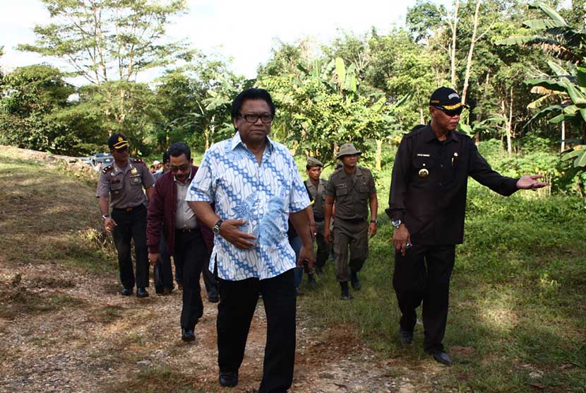 Wakil Ketua MPR Oesman Sapta melakukan kunjungan kerja dan sosialisasi Empat Pilar MPR RI di Kabupaten Melawi, Kalimantan Barat, Ahad (15/3).  (dok MPR RI)