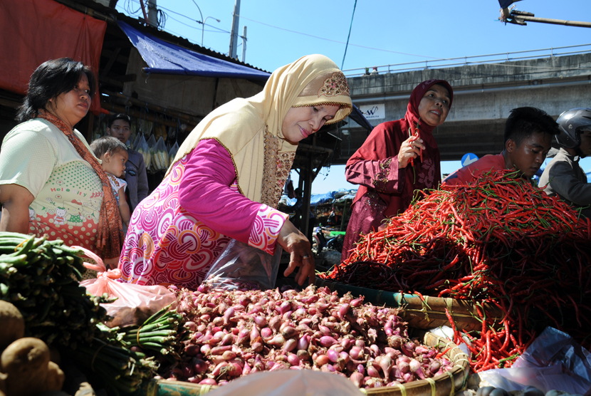  Pembeli sedang memilah bawang merah di Pasar Kemiri, Depok, Jawa Barat, Rabu (18/3).  (foto : MgROL_34)
