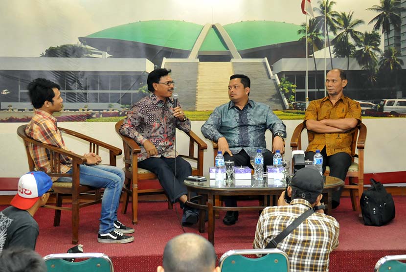 Wakil Ketua MPR Mahyudin (kedua kanan) saat tampil menjadi narasumber dalam diskusi yang diadakan pengurus wartawan parlemen di press room parlemen, Jakarta, Kamis (19/3).  (foto : dok. MPR RI)