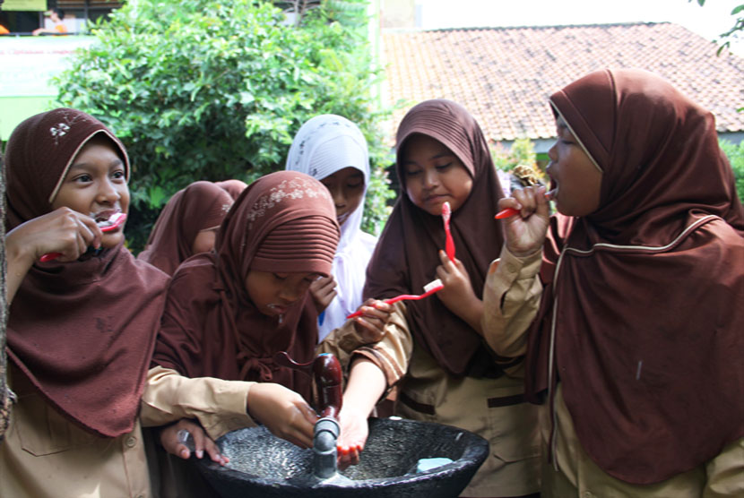  Sejumlah siswa SD menggosok gigi saat memperingati Hari Kesehatan Gigi Dunia atau World Oral Health Day di SDN Rangkapan Jaya Depok, Jumat (20/3). (foto : MgROL_39)