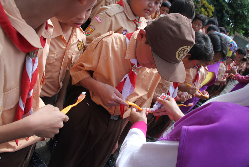  Sejumlah siswa SD menggosok gigi di sekolah (ilustrasi)