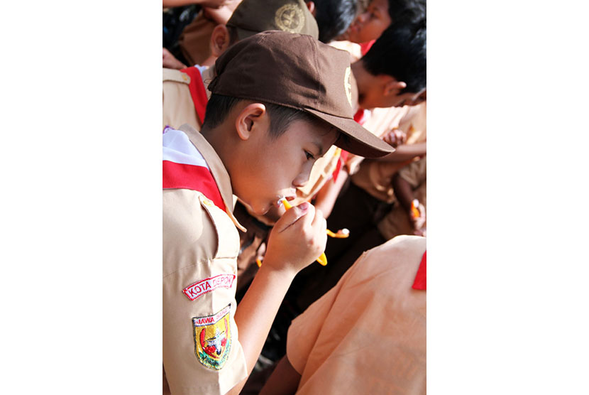  Sejumlah siswa SD menggosok gigi saat memperingati Hari Kesehatan Gigi Dunia atau World Oral Health Day di SDN Rangkapan Jaya Depok, Jumat (20/3). (foto : MgROL_39)