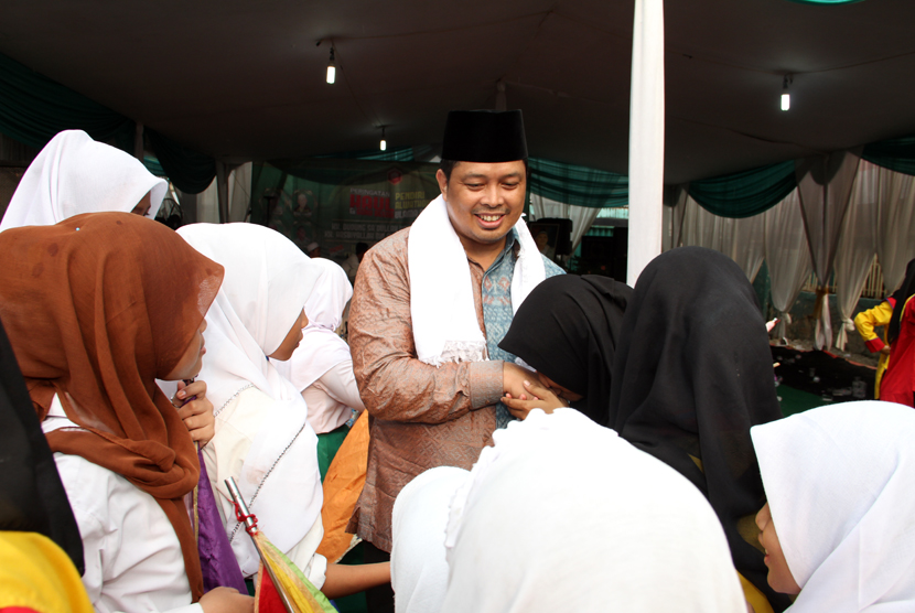  Para santri berjabat tangan dengan Wakil Ketua MPR Mahyudin saat memberikan tausiyah kebangsaan di acara haul pendiri Pondok Pesantren Al Wathoniyah Putra Klender di Jakarta Timur, Jum'at (20/3).  (foto : MgROL_37)