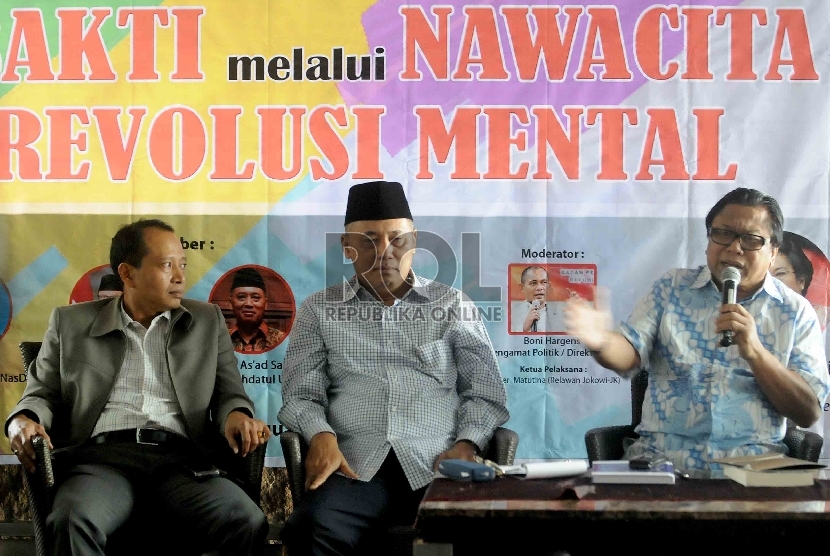 Wakil Ketua MPR RI, Oesman Sapta Odang (kanan) serta Tokoh NU, As'ad Said Ali (tengah) dan analis politik dari IPI Karyono Wibowo (kiri) menjadi pembicara dalam seminar di Jakarta, Ahad (22/3). (Republika/Agung Supriyanto)