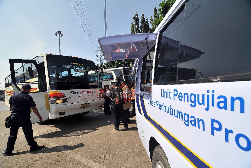    Petugas mengecek salah satu unit Bus AKAP saat melakukan inspeksi keselamatan lalulintas di terminal Kampung Rambutan, Jakarta, Senin (23/3).    (Republika/Rakhmawaty La'lang)