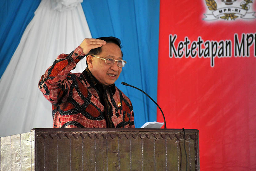  Wakil Ketua MPR RI EE Mangindaan menyampaikan sosialisasi 4 Pilar MPR RI di Kota Bone, Provinsi Sulawesi Selatan, Kamis (26/3).   (foto : dok. MPR RI)