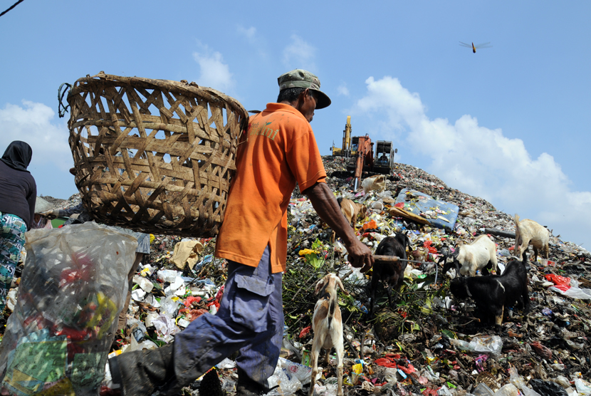   Pemulung mencari sampah yang dapat didaur ulang di tumpukan sampah di TPA Cipayung, Depok, Jawa Barat, Jumat (27/3).  (foto : MgROL_34)  