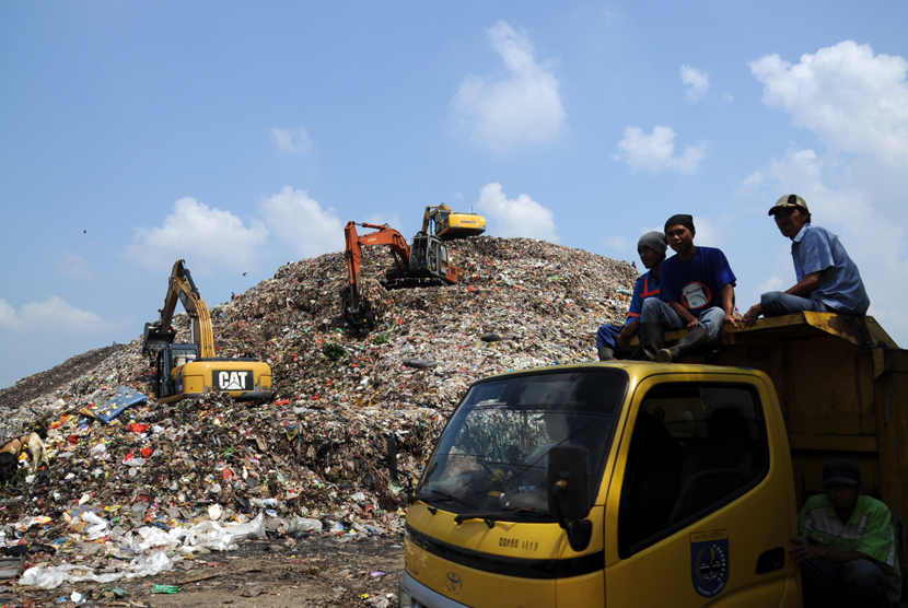 Pekerja menggunakan alat berat menumpuk sampah di TPA Cipayung, Depok, Jawa Barat, Jumat (27/3).  (foto : MgROL_34)  