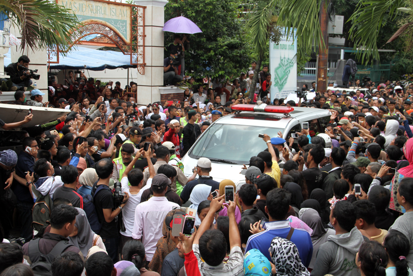 Kendaraan ambulan yang membawa jenazah Olga Syahputra saat tiba di rumah duka di kawasan Duren Sawit, Jakarta Timur, Sabtu (28/3).     (foto : MgROL_37)