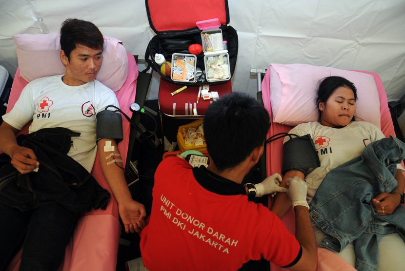  Warga mendonorkan darahnya saat aksi donor darah yang diadakan oleh Taruna Merah Putih di kawasan Car Free Day, Jalan MH. Thamrin, Jakarta Pusat, Ahad (29/3).   (foto : MgROL_34)