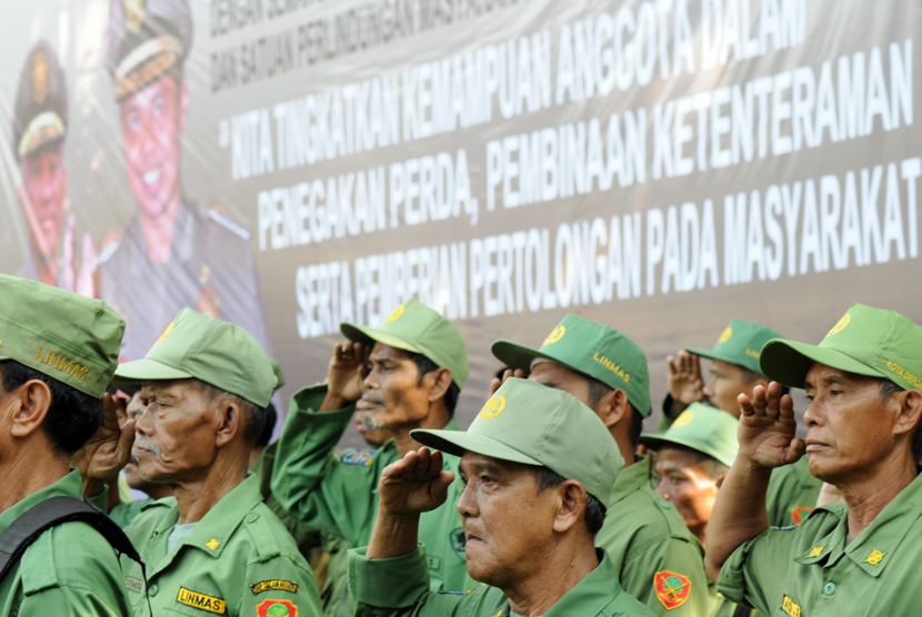  Anggota Satpol PP dan Linmas mengikuti Upacara Peringatan HUT Satpol PP ke-65 dan Linmas ke-53 di Lapangan Kantor Pemkot Depok, Jawa Barat, Senin (30/3).  (foto : MgROL_34)