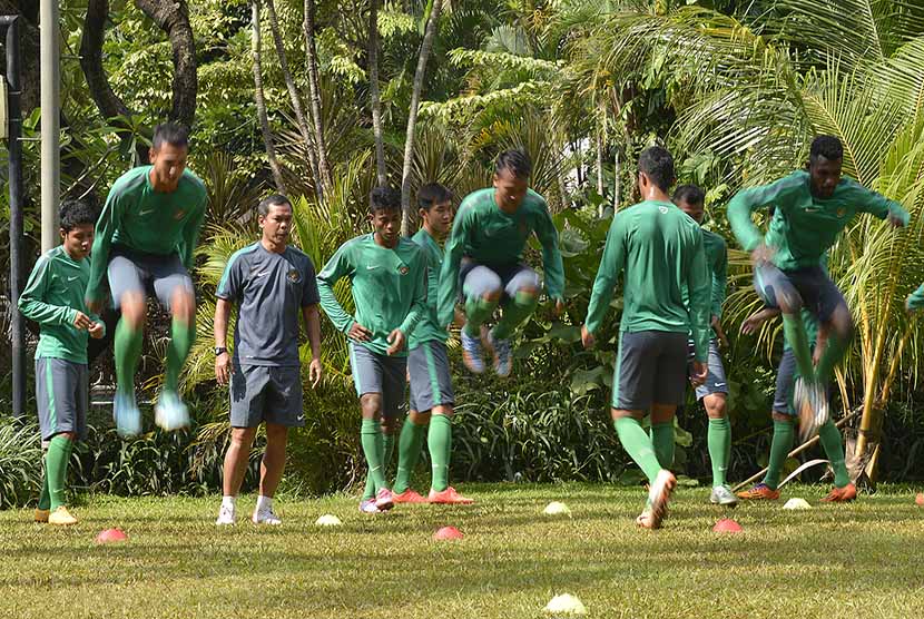 Sejumlah pesepak bola Timnas Indonesia U-23 melakukan latihan ringan di Taman Hotel Sultan, Jakarta, Senin (30/3).  (Antara/Widodo S. Jusuf)