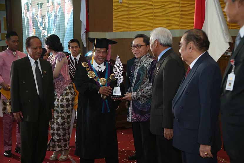  Ketua MPR RI Zulkifli Hasan menerima penghargaan Konservasi Unggul dari Rektor Universitas Negeri Semarang (Unnes) Fachtur Rahman dalam acara Dies Natalis ke-50 Unnes di kampus Unnes, Semarang, Jawa Tengah (Senin, 30/3). (foto : Issha Harruma)