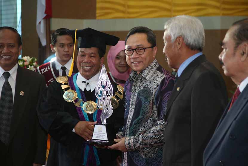  Ketua MPR RI Zulkifli Hasan menerima penghargaan Konservasi Unggul dari Rektor Universitas Negeri Semarang (Unnes) Fachtur Rahman dalam acara Dies Natalis ke-50 Unnes di kampus Unnes, Semarang, Jawa Tengah (Senin, 30/3). (foto : Issha Harruma)