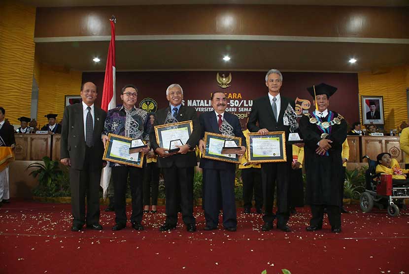  Ketua MPR RI Zulkifli Hasan menerima penghargaan Konservasi Unggul dari Rektor Universitas Negeri Semarang (Unnes) Fachtur Rahman dalam acara Dies Natalis ke-50 Unnes di kampus Unnes, Semarang, Jawa Tengah (Senin, 30/3). (foto : Issha Harruma)