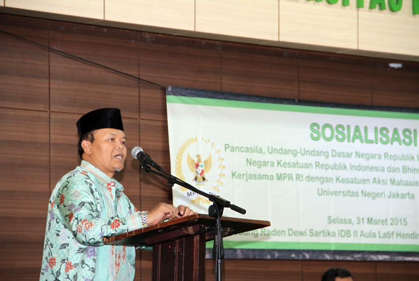  Wakil Ketua MPR RI Hidayat Nur Wahid saat memberikan sosialisasi 4 pilar kebangsaan di UNJ, Jakarta, Senin (31/3).  (foto : MgROL_37)