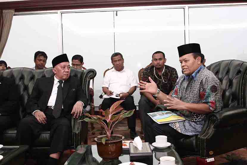   Wakil Ketua MPR Hidayat Nur Wahid menerima kunjungan Wakil Pimpinan Pondok Pesantren Darunnajah, Mustofa Hadi Chirzin (kanan) di Komplek Parlemen, Jakarta, Rabu (1/4).  (foto : dok MPR RI)