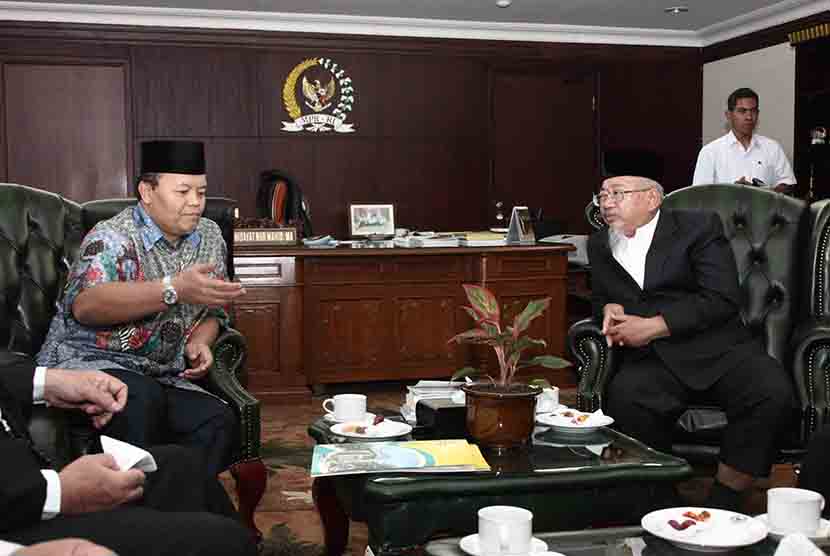   Wakil Ketua MPR Hidayat Nur Wahid menerima kunjungan Wakil Pimpinan Pondok Pesantren Darunnajah, Mustofa Hadi Chirzin (kanan) di Komplek Parlemen, Jakarta, Rabu (1/4).  (foto : dok MPR RI)
