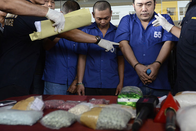 Petugas menunjukkan tersangka pengedar narkoba pada jumpa pers kasus narkoba di apartemen Green Pramuka, Jakarta, Kamis (2/4).   (Antara/Fanny Octavianus)