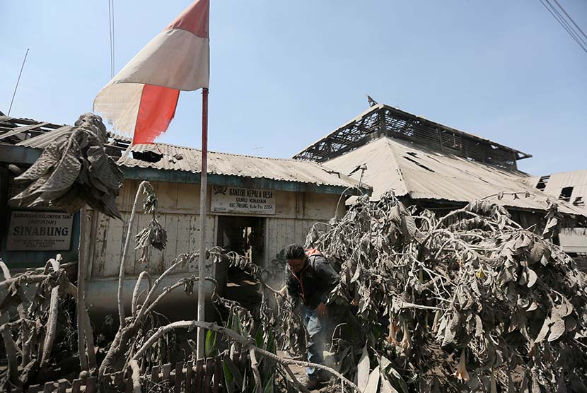 Rumah warga  rusak akibat tertimpa material dan debu vulkanik erupsi Gunung Sinabung di Desa Guru Kinayan,  Payung, Karo, Sumatera Utara, Jumat (3/4).  (Antara/Irwansyah Putra)