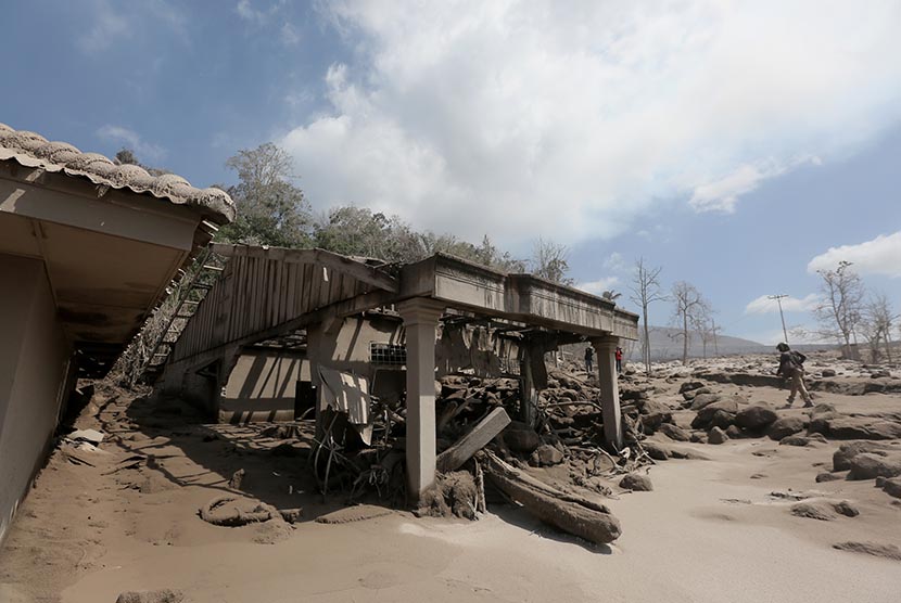 Rumah warga  rusak akibat tertimpa material dan debu vulkanik erupsi Gunung Sinabung di Desa Guru Kinayan,  Payung, Karo, Sumatera Utara, Jumat (3/4).  (Antara/Irwansyah Putra)