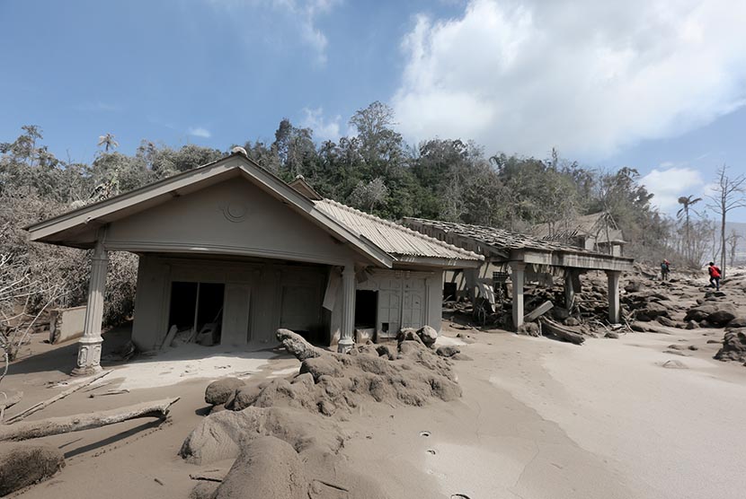 Rumah warga  rusak akibat tertimpa material dan debu vulkanik erupsi gunung sinabung di Desa Guru Kinayan,  Payung, Karo, Sumatera Utara, Jumat (3/4).  (Antara/Irwansyah Putra)