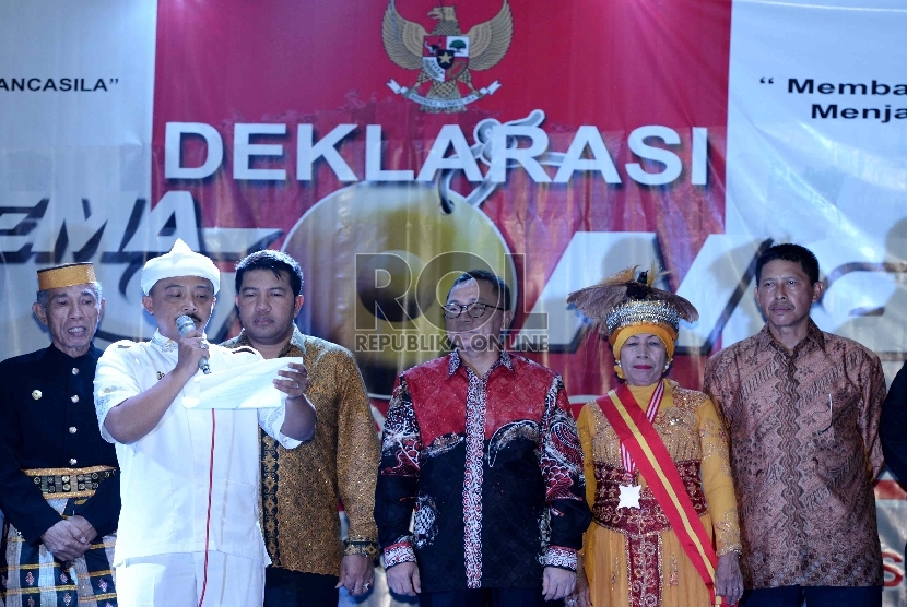 Ketua MPR Zulkifli Hasan bersama perwakilan masyarakat saat deklarasai Gerakan Gema Gong Pancasila di Jakarta, Ahad (5/4).   IRepublika/Wihdan)