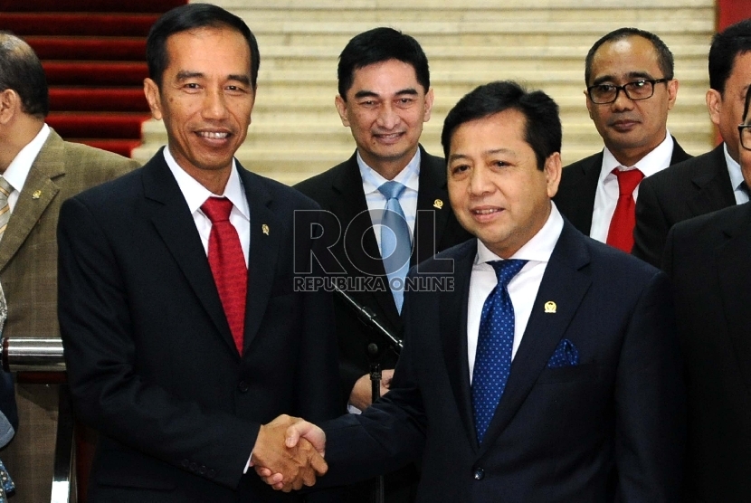 Presiden RI Joko Widodo (kiri) berjabat tangan dengan Ketua DPR-RI Setya Novanto (kanan) ?usai Rapat Konsultasi di Kompleks Parlemen Senayan, Jakarta, Senin (6/4).  (Republika/Tahta Aidilla)