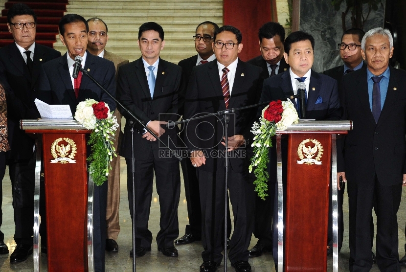  ?Presiden RI Joko Widodo (kedua kiri), Ketua DPR-RI Setya Novanto (kedua kanan) memberikan keterangan kepada media usai Rapat Konsultasi di Kompleks Parlemen Senayan, Jakarta, Senin (6/4).   (Republika/Tahta Aidilla)