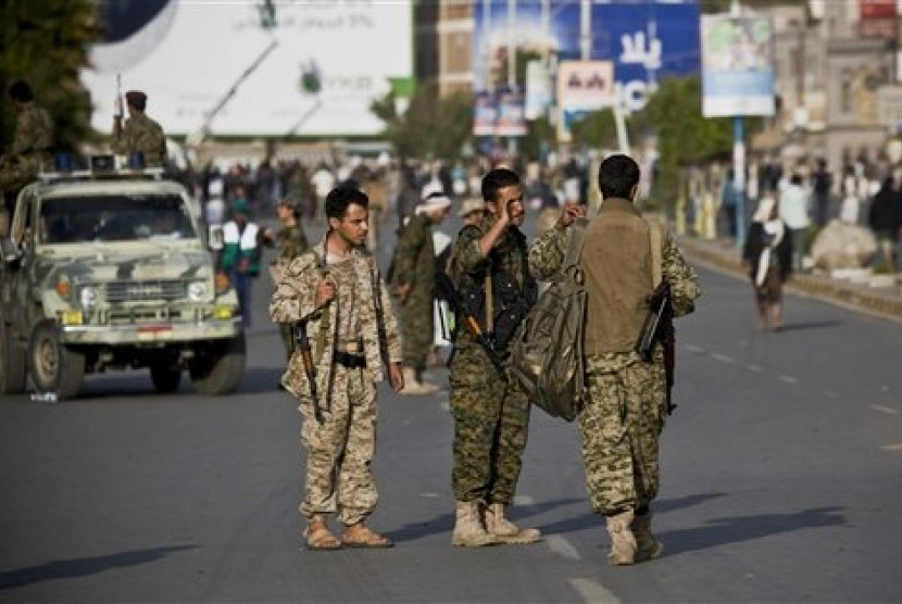 Pemberontak Syiah Houthi mengenakan seragam militer berpatroli di kota Sanaa, Yaman.