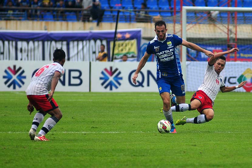 Pemain Persib Bandung, Spasojevic (tengah) berebut bola dengan pemain Pelita Bandung Raya (PBR), Rahmat Hidayat (kanan), pada laga di Stadion Si Jalak Harupat, Bandung, Selasa (7/4). 