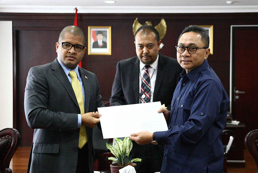 Duta Besar Venezuela untuk Indonesia Darwin Tovar (kiri) bertemu dengan Ketua MPR Zulkifli Hasan di Gedung Nusantara III, Kompleks Parlemen, Jakarta, Selasa (7/4). (foto : dok. MPR RI)