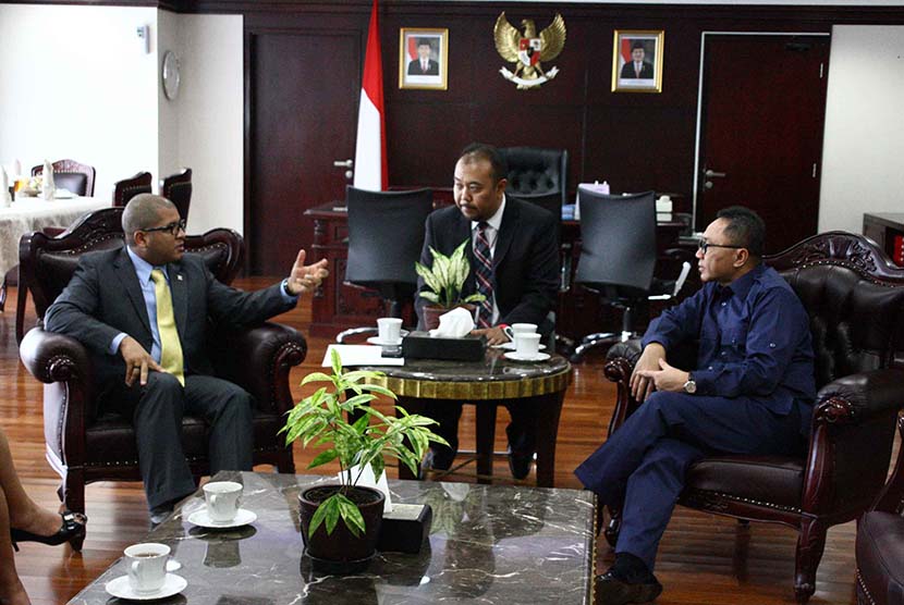 Duta Besar Venezuela untuk Indonesia Darwin Tovar (kiri) bertemu dengan Ketua MPR Zulkifli Hasan di Gedung Nusantara III, Kompleks Parlemen, Jakarta, Selasa (7/4). (foto : dok. MPR RI)