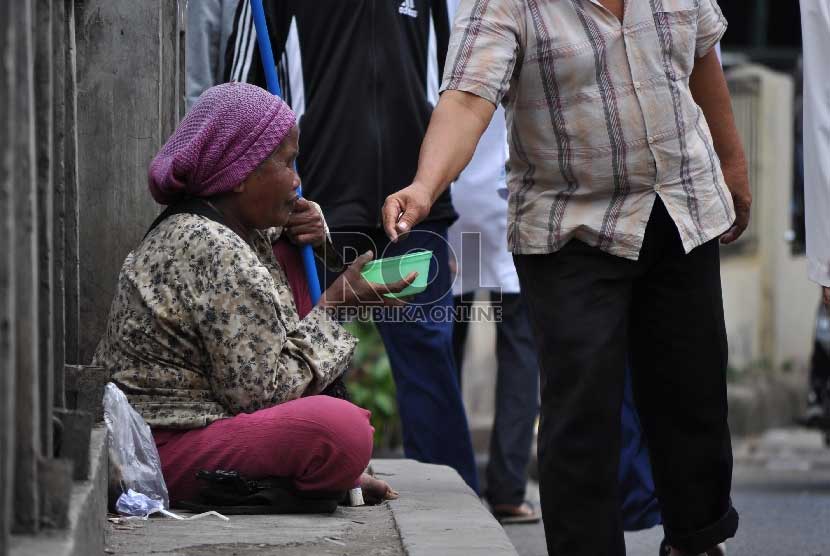  Ciri Orang Bijak Menurut Syekh Ibnu Athailah: Malu Minta ke Manusia. Foto:  Gelandangan dan pengemis.   (ilustrasi)