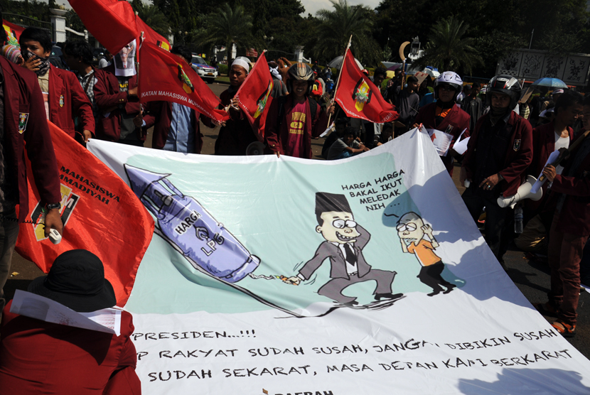 Ikatan Mahasiswa Muhammadiyah (IMM) menggelar aksi unjuk rasa di depan Istana Merdeka, Jakarta Pusat, Rabu (8/4).  (foto : MgROL_34)