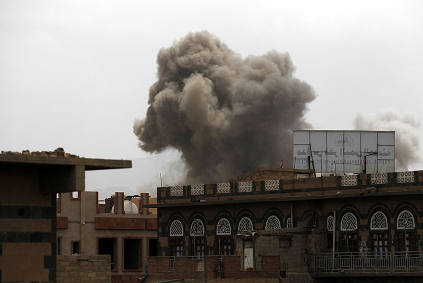  Asap hitam mengepul dari bangunan yang dikuasai oleh kelompok pemberontak Syiah Houthi di Kota Sanaa, Yaman, Rabu (8/4). 