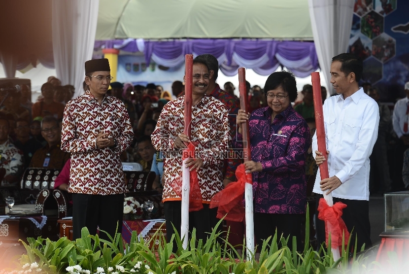  (dari kiri) Gubernur Provinsi Nusa Tenggara Barat, M. Zainul Majdi, Menteri Pariwisata, Arif Yahya, Menteri Lingkungan Hidup dan Kehutanan, Siti Nurbaya, dan Presiden Republik Indonesia, Ir. H Joko Widodo, mengetuk lesung di Doro Ncanga, Kabupaten Dompu, 