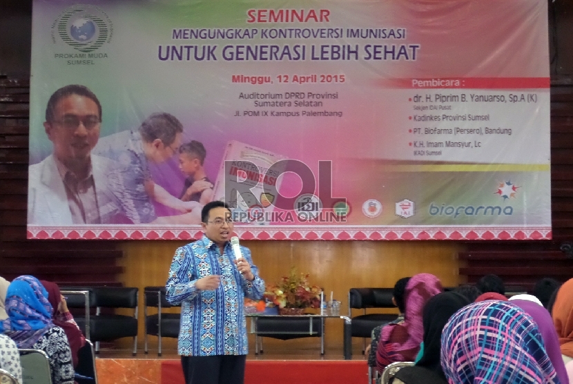  Dokter Erwin Setiawan dari Biofarma memaparkan materinya tentang Peranan Bio Farma dalam Menghasilkan Vaksin yang Berkualitas Baik di aula DPRD Provinsi Sumsel, Palembang, Ahad (12/4).  (Republika/Maspril Aries)