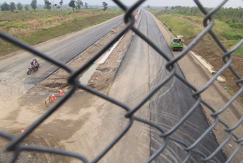 Sejumlah pekerja melintas di jalur tol Cikampek-Palimanan (Cipali) di Cikamurang, Terisi, Indramayu, Jawa Barat, Ahad (12/4).  (Antara/Dedhez Anggara)