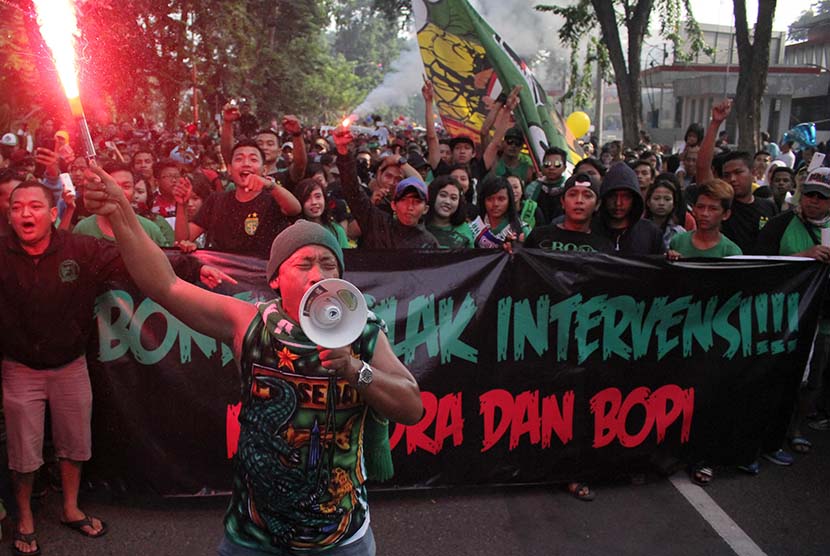 Ratusan Bonek melakukan aksi longmarch di jalan Darmo, Surabaya, Jawa Timur, Minggu (12/4). 